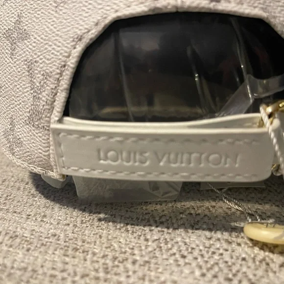 Louis Vuitton While and Gray leather Monogram Cap Size M
Authentic - Picture 6 of 7